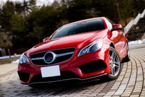 赤く塗装されたスポーツカーの写真。