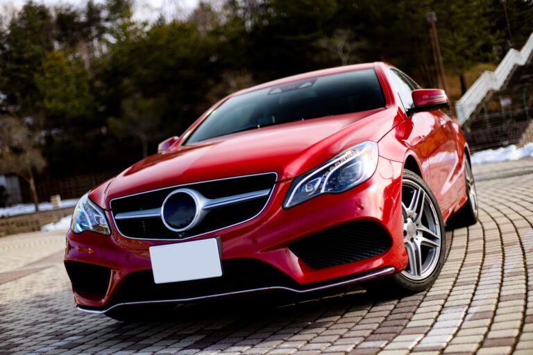 赤く塗装されたスポーツカーの写真。