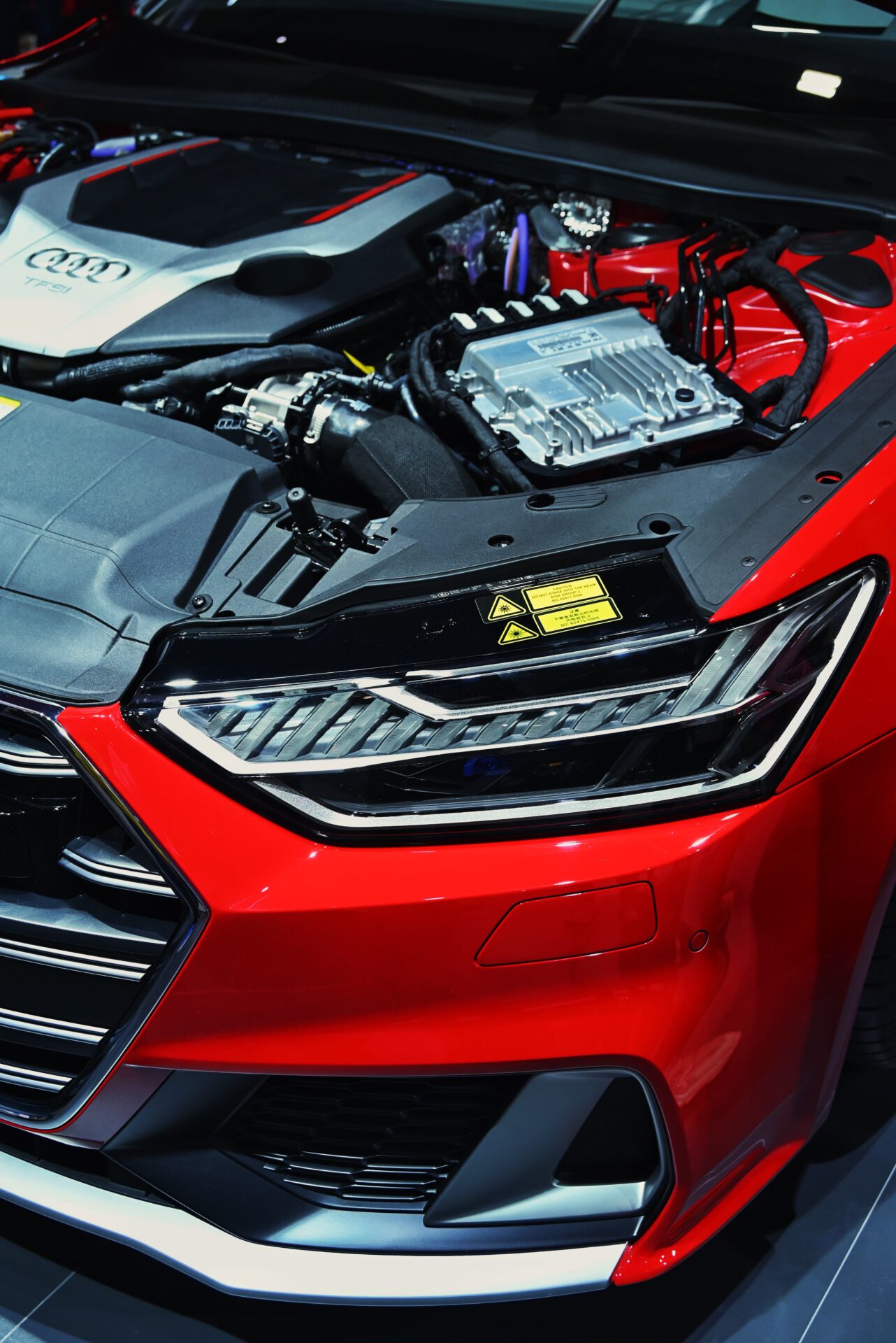 赤いスポーツカーの写真。