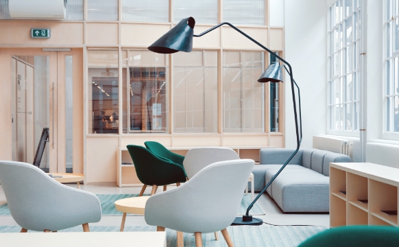 明るいオフィスラウンジの写真。採用情報はこちら。