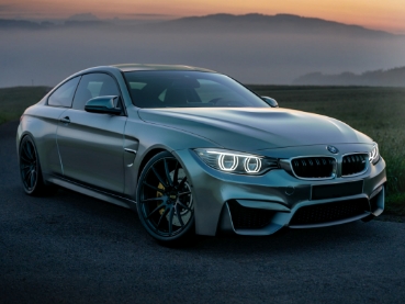 青いAudiの車の写真。カスタム事例Aはこちら。