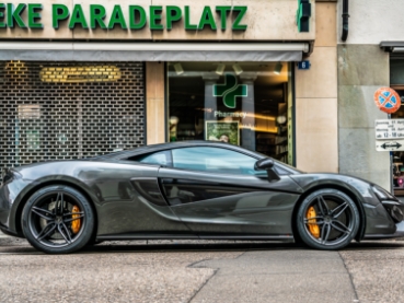 グレーのスーパーカーの写真。カスタム事例Cはこちら。