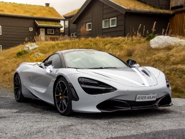 白いスーパーカーの写真。カスタム事例Dはこちら。