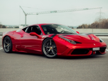 赤いスポーツカーの写真。カスタム事例Fはこちら。